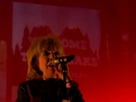 Julee Cruise singing 'Falling' at the Twin Peaks UK Festival