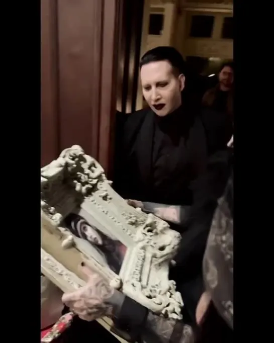 Marilyn Manson receiving gift at his 54th birthday party [05.01.2023]