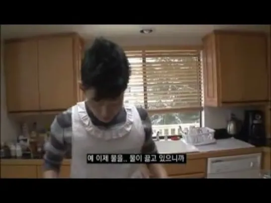 Jay Park  is cooking spaghetti