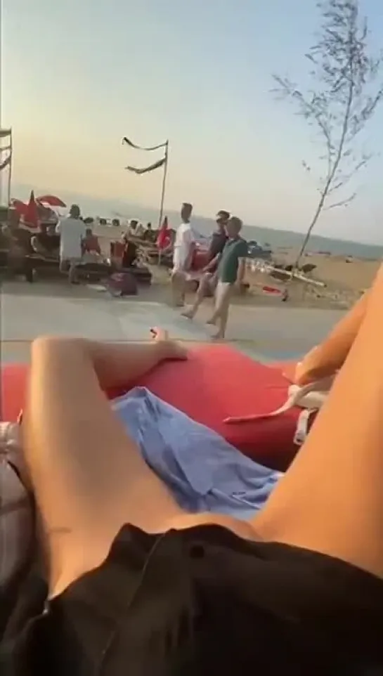 Mostrando el coño en la playa