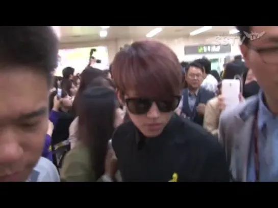 [NEWS VID][140502] SSTVnews:Gimpo Airport (back from Japan) - INFINITE also wearing yellow ribbon at airport today