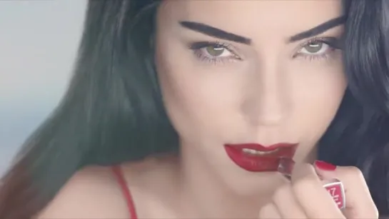 Merve Bolugur.Maybelline NY.Reklam ruj(1)