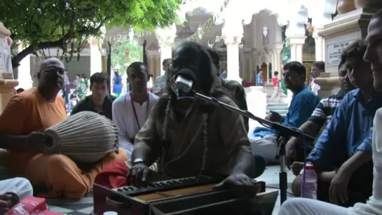 24 Hour Kirtan Mandali with Kokan Baba 13.08.2012 in Krsna-Balaram Mandir Vrindavan-India