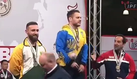 Украинец отказался жать руку иранцу на чемпионате по пауэрлифтингу