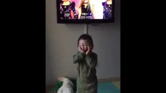 Hyolyn’s youngest fan 😊