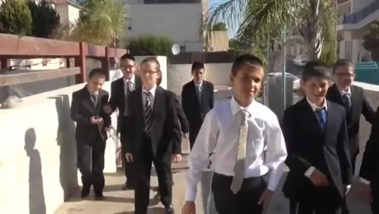 Shira Chadasha Boys Choir - Menucha VSimcha