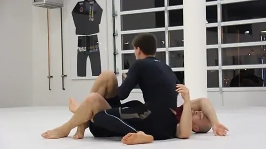 Rafael Mendes. Inverter halfguard + knee slide.