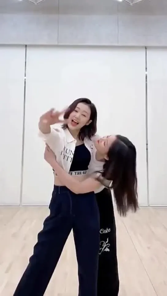 230613 Secret Number TikTok - DOXA Dance Challenge ft. Léa & Hyunjin update