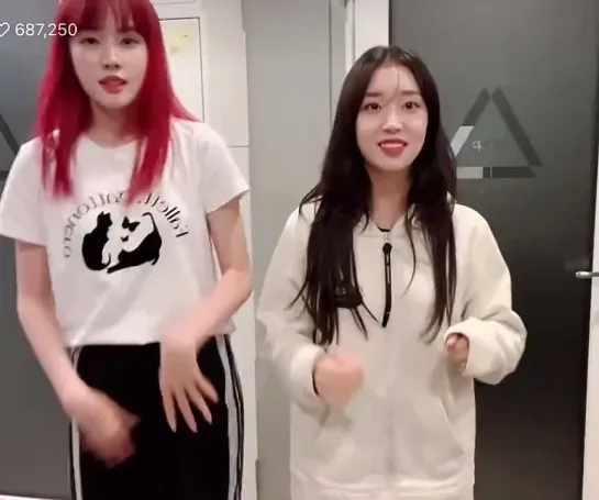 220711 STAYC Sumin, Yoon танцуют LOONA "Flip That"