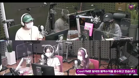 210811 Weeekly Jihan на Jeong EunJi (Apink) Radio show поет "Ding Ding Dong" LOONA