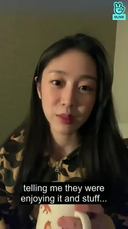 Lovelyz Jisoo говорит о LOONA на VLIVE трансляции от 210506