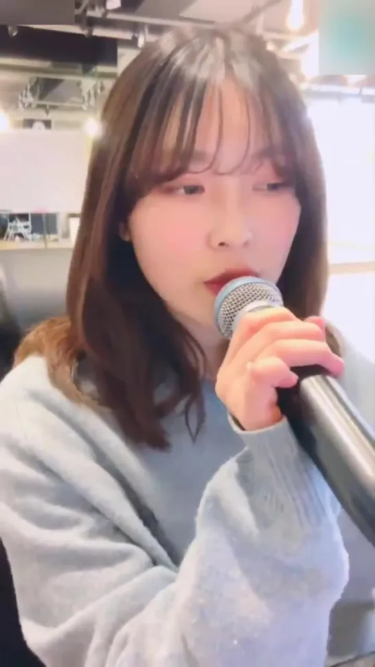 210108 Lara from DreamNote sang Chuu Heart Attack on VLIVE