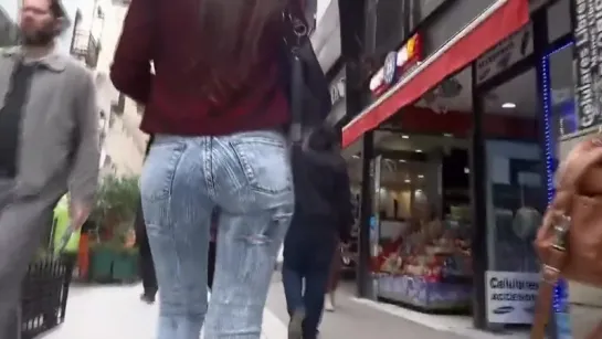 CANDID ASS IN JEANS