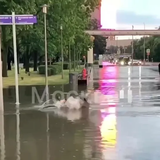 ☔🌊💦Кадры из Москвы, где второй день льют сильные дожди.