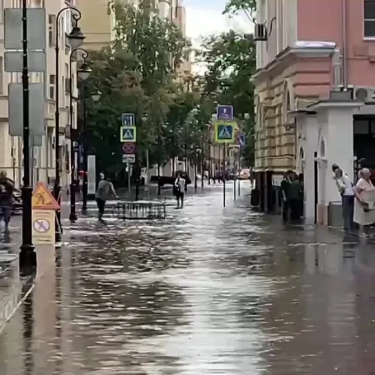 ☔🌊💦Кадры из Москвы, где второй день льют сильные дожди.