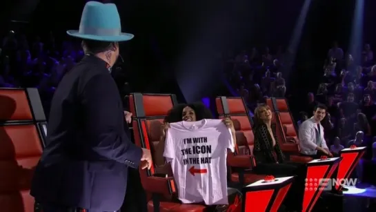 Boy George's special gift for Kelly (The Voice Australia 2018)