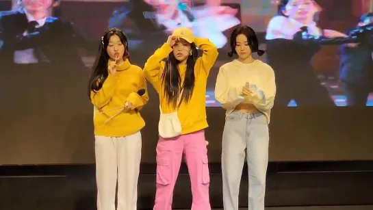 230722 FNLK fansign ODD EYE CIRCLE (Kim Lip, JinSoul, Choerry)