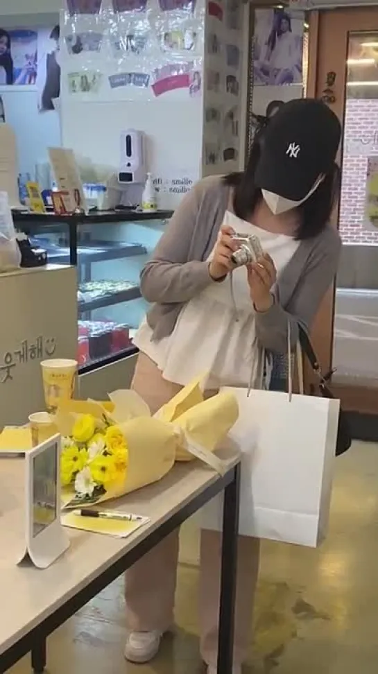 230331 Olivia Hye visited her 5th anniversary cafe event