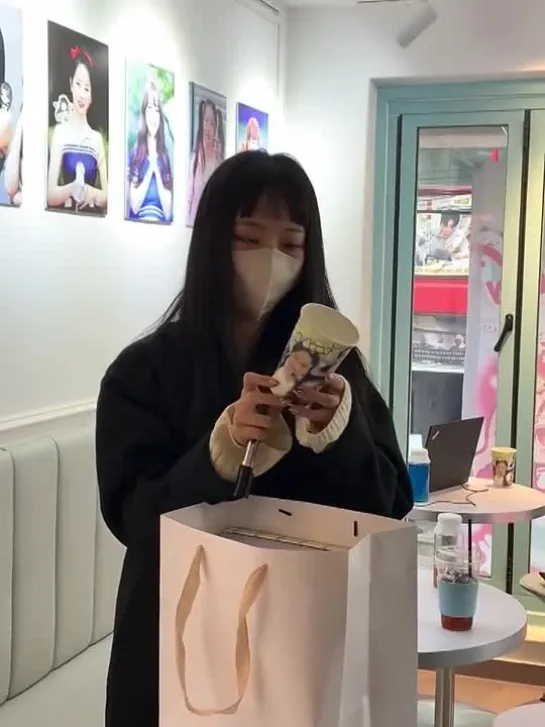 221210 Vivi visiting her birthday cafe event