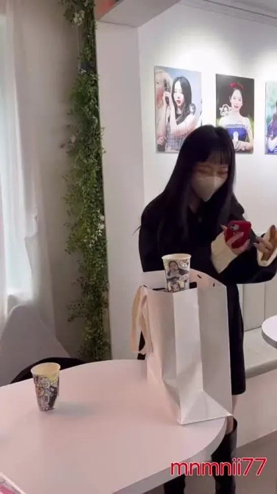 221210 Vivi visiting her birthday cafe event