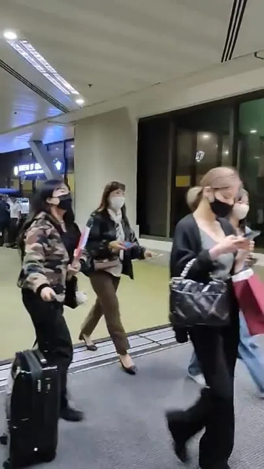 221020 LOONA have arrived @ Manila Philippines