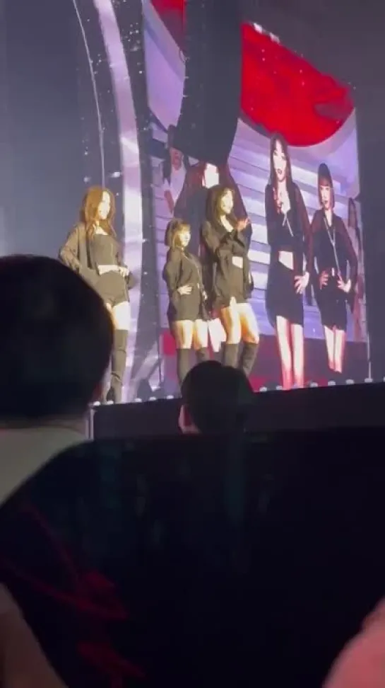 [SPOILERS] 220211 LOONA Concert: [LOOΠΔVERSE : FROM] Offline Day 1 -   Sweet Crazy Love