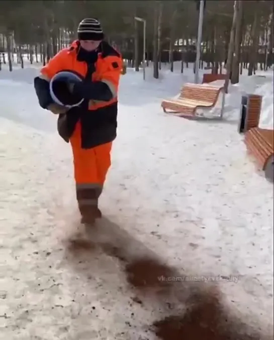 Парки поливают кофе, а дорожки солью😄