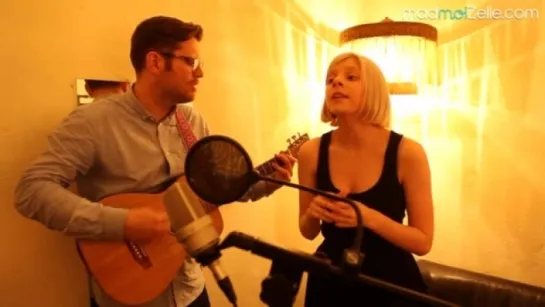 Aurora chante « Running with the Wolves » en acoustique