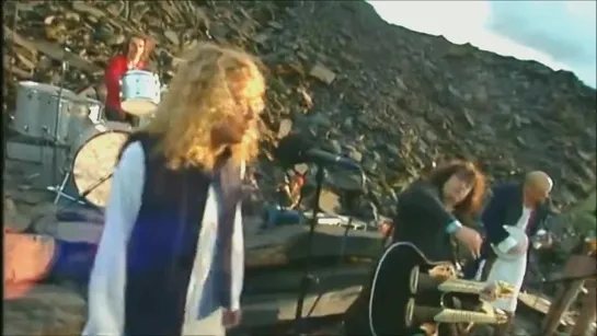 Jimmy Page & Robert Plant - When the Levee Breaks (On top of a waste tip at a slate quarry in Wales.on 17 August 1994)