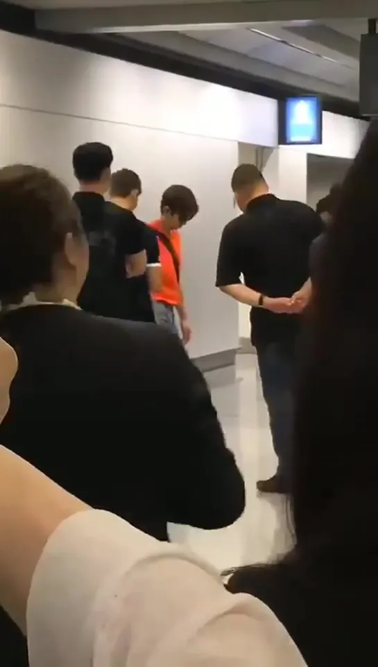 19.07.2019 - Юнхо в аэропорту Гонконга. TVXQ прилетели из Сеула.