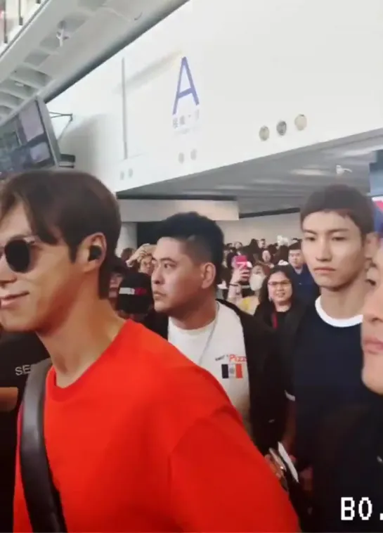 19.07.2019 - Юнхо в аэропорту Гонконга. TVXQ прилетели из Сеула.