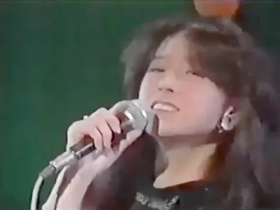 Akina Nakamori 中森明菜・涙の形のイヤリング Tear-shaped earrings.  (1984)