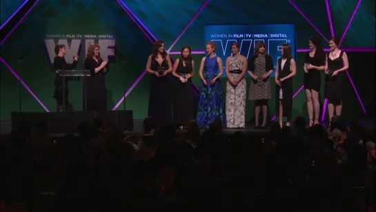 Kristen Stewart e Stephenie Meyer nos The Women In Film 2015 Crystal + Lucy Awards (16-06-2015)