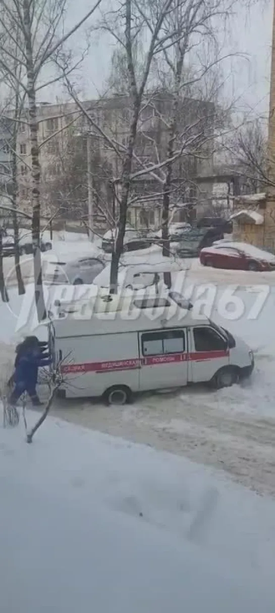 Смоленские медики вместе с больным застряли во дворе