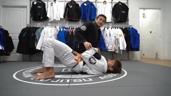 Caio Terra - knee on belly escape