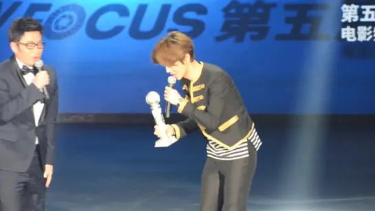 [FANCAM] 150418 Luhan winning Newcomer Award @ Beijing Movie Festival