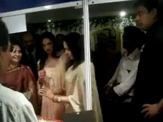 Sagar31News_Esha Deol & Hema Malini-At MMTC-Gold Exhibition 2011.mp4