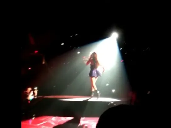 Selena Gomez - Roar (Stars Dance Tour, Fairfax, 10.10.13)