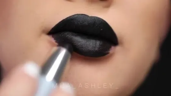 Кто бы хотел попробовать такую помаду? 🖤💄