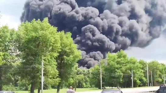 Пожар на нефтебазе в Воронеже, судя по всему, не единственный, в городе виден дым ещё в одном месте