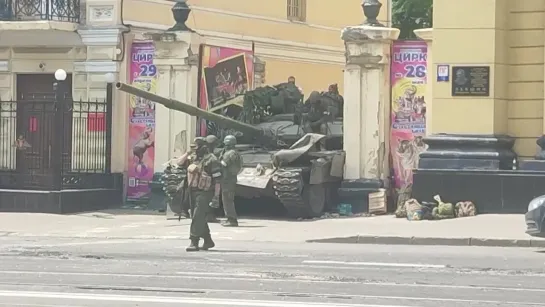 Танк в арке здания цирка в Ростове-на-Дону по-прежнему стоит