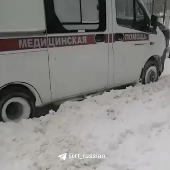 Скорая застряла в сугробе после сильного снегопада в Воронеже