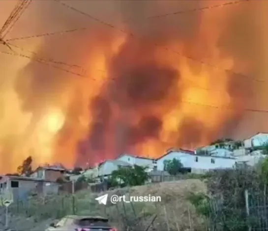 Мощный лесной пожар в Чили — от жилых кварталов города Лимаче его отделяет только река