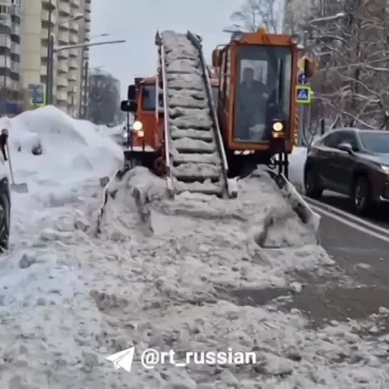 Более 135 тыс. человек чистят дороги, тротуары и дворы в Москве, привлечено свыше 18 тыс. единиц техники