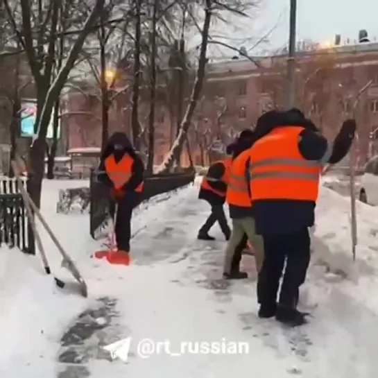 Городские службы Москвы из-за рекордного снегопада работают в усиленном режиме