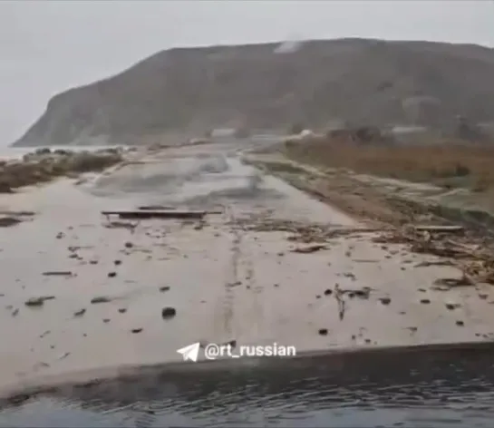 В Крыму подтопило дорогу в районе озера Тобечикского