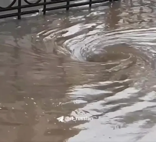 Затопленные улицы и водовороты прямо в городе: в Крыму после недавнего шторма снова сильный дождь