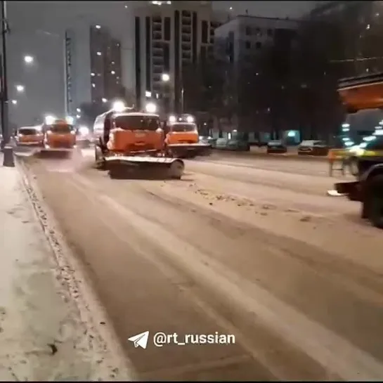 На ликвидацию последствий мощного снегопада в Москве выведено максимальное количество техники и дворников