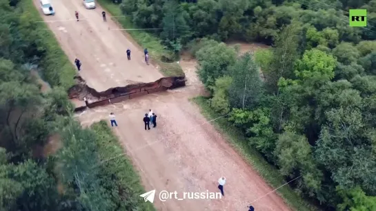 В Приморье поток воды смыл участок дороги на трассе Дальнереченск — Лазо вместе с проезжающей машиной