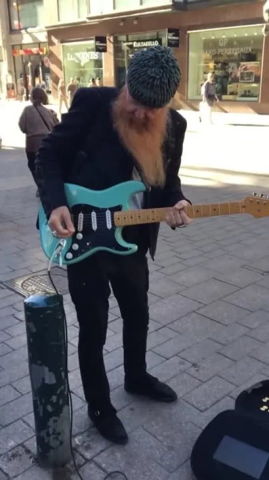 Billy Gibbons of ZZ Top plays on Aleksanterinkatu, Helsinki, Finland (2016)